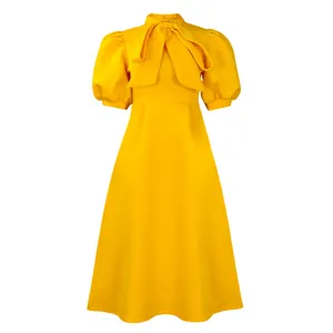 Détail d'une élégante robe jaune ligne A avec manches bouffantes et nœud