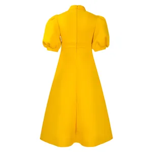 Vue arrière d'une robe de soirée jaune avec manches bouffantes et silhouette en A.