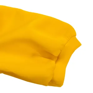 Gros plan détaillé du poignet élastique d'une robe de soirée bouffante jaune d'été.