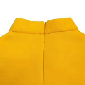 Détail du col montant et de la fermeture éclair invisible sur robe de banquet jaune