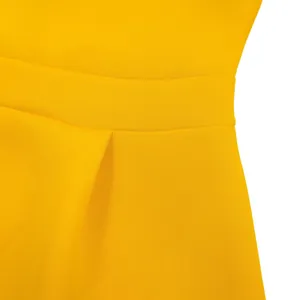 Gros plan montrant les plis de la taille et les coutures d'une robe de soirée jaune