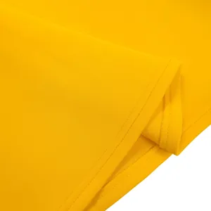 Gros plan détaillé montrant la texture et les coutures du tissu jaune vif de qualité