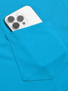 Detail van borstzak op blauwe heren polo shirt die ruimte biedt voor een smartphone
