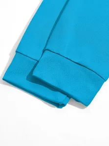 Gedetailleerd overzicht van de ademende stof en ribboorden van de blauwe tactical polo