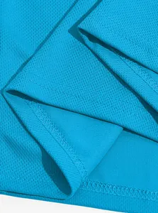 Detailopname van ademende meshstof en duurzame stiksels op een blauw heren poloshirt.