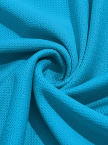 Macrodetail van de ademende mesh-stof van een lichtblauw tactisch poloshirt voor heren