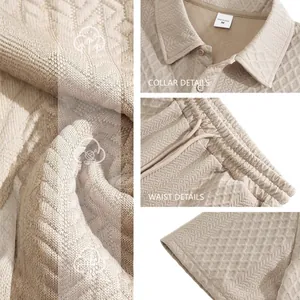 Détails du polo en maille texturée beige et du short décontracté à taille coulissante.