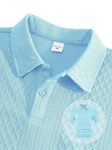Gros plan du col d'un polo bleu clair pour homme avec un motif de tricot en losange détaillé.