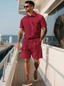 Détail d'un ensemble polo et short bordeaux texturé pour homme pour séjour de luxe