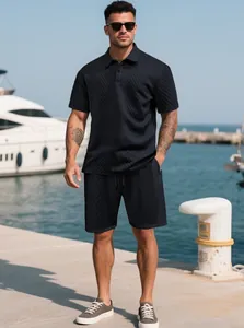 Vue détaillée d'un ensemble polo bleu marine texturé pour homme dans un port de luxe