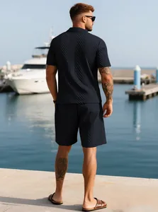 Vue arrière détaillée de l'ensemble polo et short en maille texturée bleu marine pour homme