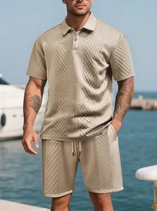 Ensemble polo et short pour homme beige avec motif géométrique tricoté texturé