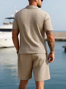 Vue arrière d'un ensemble polo et short pour homme en maille texturée beige pour l'été