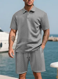 Ensemble polo et short gris texturé pour homme idéal pour les vacances d'été décontractées