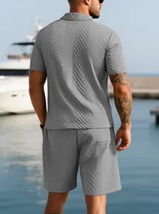Vue arrière d'un ensemble polo et short gris texturé pour homme style de vacances