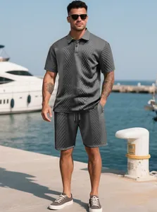 Ensemble polo et short en maille gris pour homme dans un décor de vacances au port