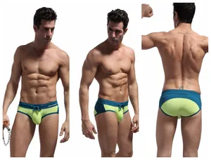 Vista dettagliata del costume da bagno Brave Person da uomo in verde acqua e neon.