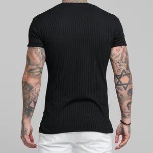 Πίσω όψη μαύρου ριμπ κοντομάνικου t-shirt που δείχνει την υφή και την εφαρμογή