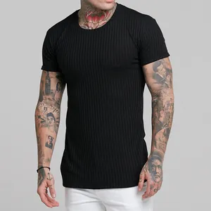 Λεπτομέρεια από ένα μαύρο ανδρικό t-shirt με κοντά μανίκια και κάθετο ραβδωτό σχέδιο.
