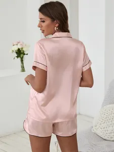 Vue arrière d'un haut de pyjama en satin rose à manches courtes avec liseré noir