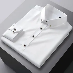 Primo piano di una camicia bianca con bottoni a contrasto neri e oro.