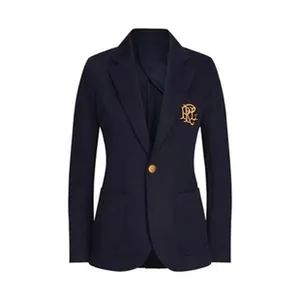 Primo piano del blazer da donna blu navy con monogramma RL dorato ricamato sulla tasca.