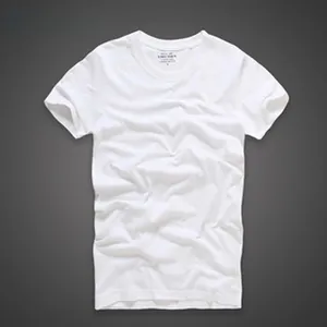 Primo piano di una maglietta di cotone bianco tinta unita con scollo a giro.