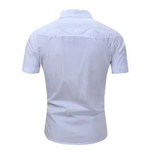Vista posteriore di una camicia militare da uomo a maniche corte in cotone bianco