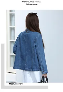 Vue arrière détaillée d'une veste blazer élégante en jean bleu