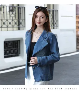 Gros plan sur un blazer en jean bleu montrant des revers élégants et de grandes poches