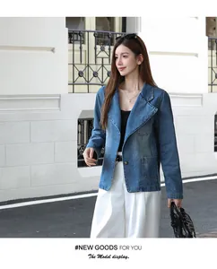 Veste blazer en jean élégante pour femme, présentée lors d'un shooting de mode de rue