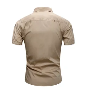 Vista posteriore di una camicia cargo a maniche corte kaki in cotone stile militare.