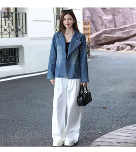 Veste blazer en jean tendance avec finition lavée dans une tenue chic de style urbain