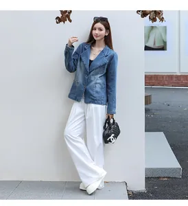 Photo de style montrant une femme en blazer en jean bleu avec un pantalon blanc!