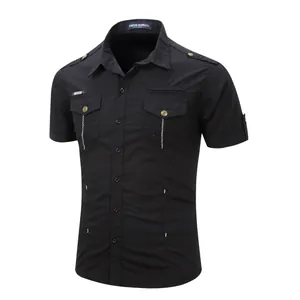 Dettaglio di una camicia cargo militare nera a maniche corte con spalline e taschini