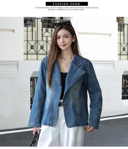 Blazer en jean élégant pour femme avec col à revers, présenté en style urbain chic