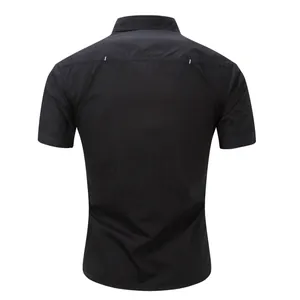 Vista posteriore dettagliata di una classica camicia a maniche corte in cotone nero da uomo