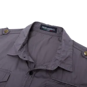 Primo piano del colletto di una camicia in cotone stile militare con etichetta Fredd Marshall