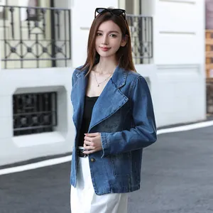 Blazer en jean élégant pour femme avec revers classique et finition délavée tendance.