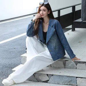 Veste blazer en jean bleu pour femme avec pantalon large blanc, tenue décontractée chic