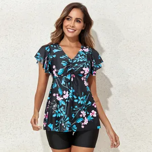 Detailansicht des floralen Damen-Tankinis mit Rüschenärmeln und V-Ausschnitt.