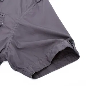 Primo piano del polsino della camicia a maniche corte in cotone con bottone.