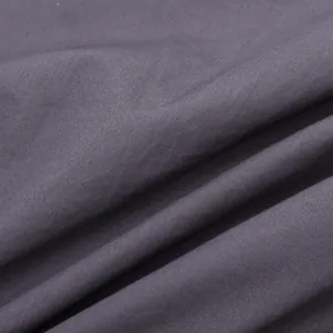 Primo piano della trama del tessuto in cotone grigio scuro per camicia da uomo