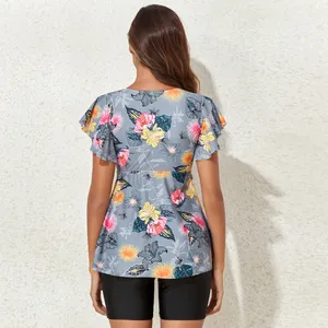 Elegantes Tankini-Set mit Blumenmuster und schwarzer Badeshorts in der Rückansicht