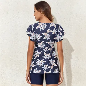 Rückansicht eines Damen-Blumen-Tankini-Badeanzugs mit Flatterärmeln und blauen Shorts.