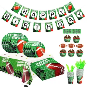 Detailansicht des kompletten Party-Deko-Sets zum Thema American Football mit Bannern und Tellern.