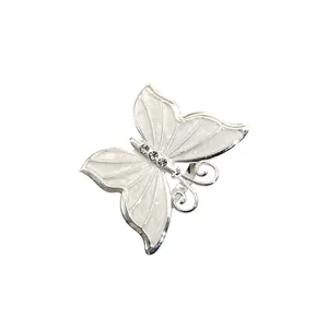 Dettaglio di un elegante portatovagliolo a forma di farfalla bianca con strass scintillanti