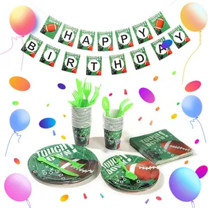 Detailansicht eines Rugby-Partysets mit grünen Tellern, Tassen und Geburtstagsbanner