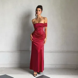 Robe longue élégante en satin rouge à épaules dénudées pour soirées et événements.