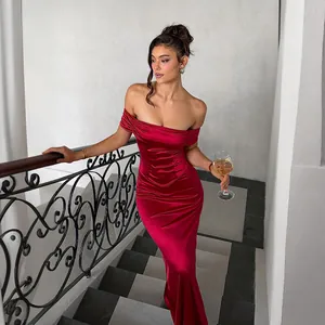 Robe de soirée longue rouge à épaules dénudées pour fêtes et événements formels
